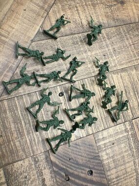 16 vintage Classic Green Plastic Army Men Toy Soldiers - Set of Mini Figures